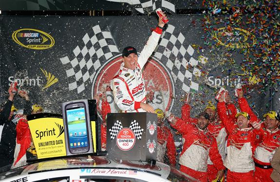 kevin-harvick-victory-lane-richmond-1-nascar-2013