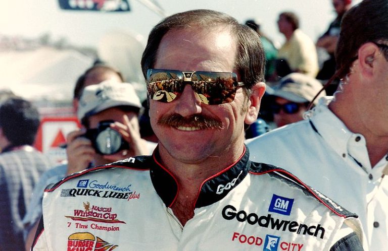 800px-DaleEarnhardtSunglassesDriversSuit