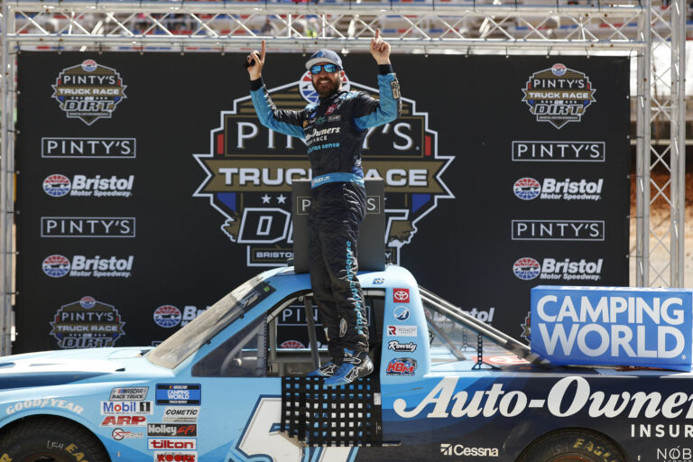 NASCAR Camping World Truck Series Pinty's Truck Race on Dirt