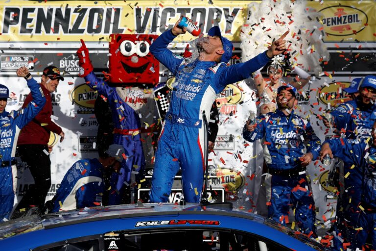 Kyle Larson holds off Tyler Reddick for second straight Las Vegas win