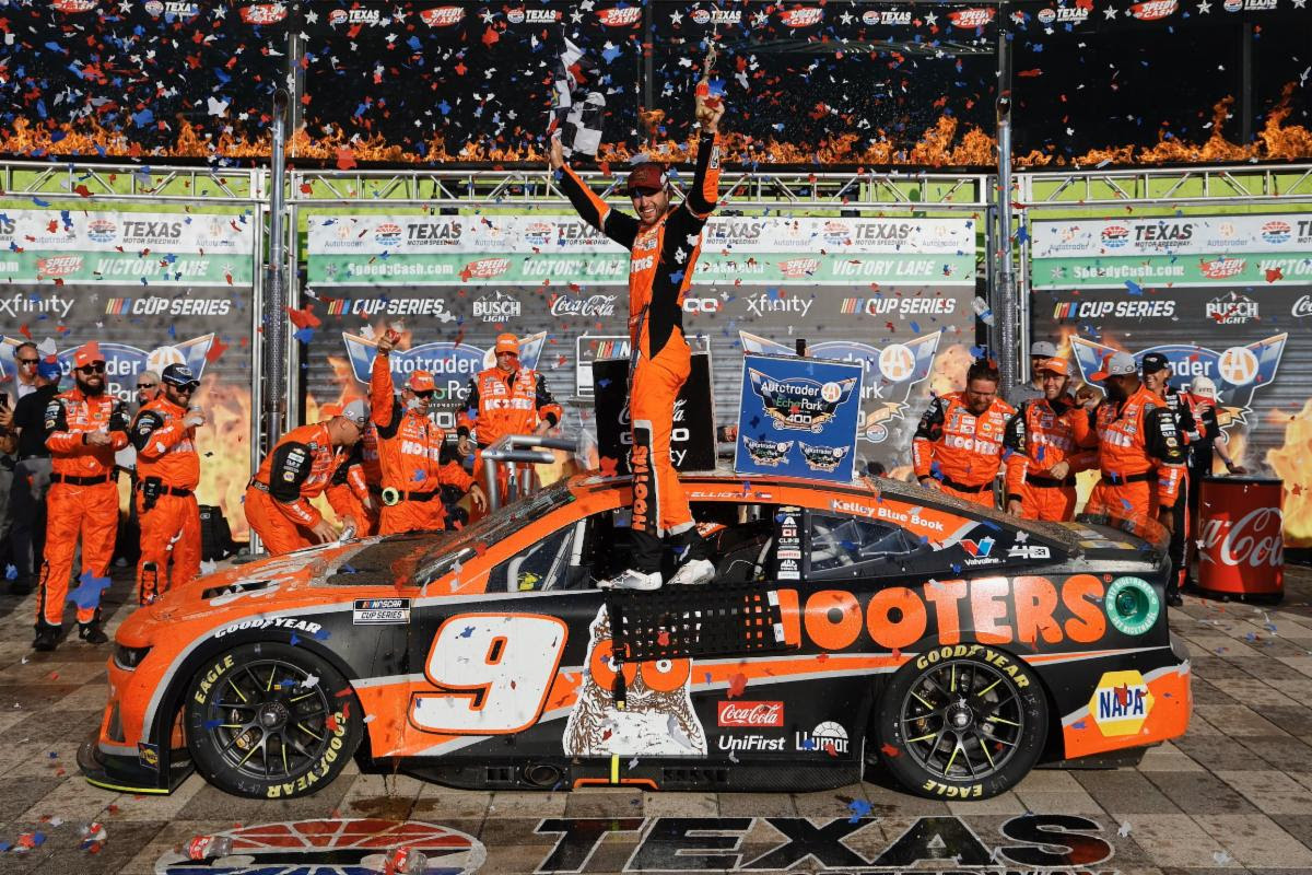 ELLIOTT ENDS WINLESS STREAK